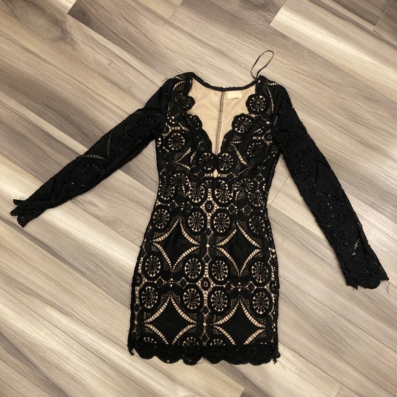 Love triangle lace dress with sleeves 🌹 - Picture 7 of 7